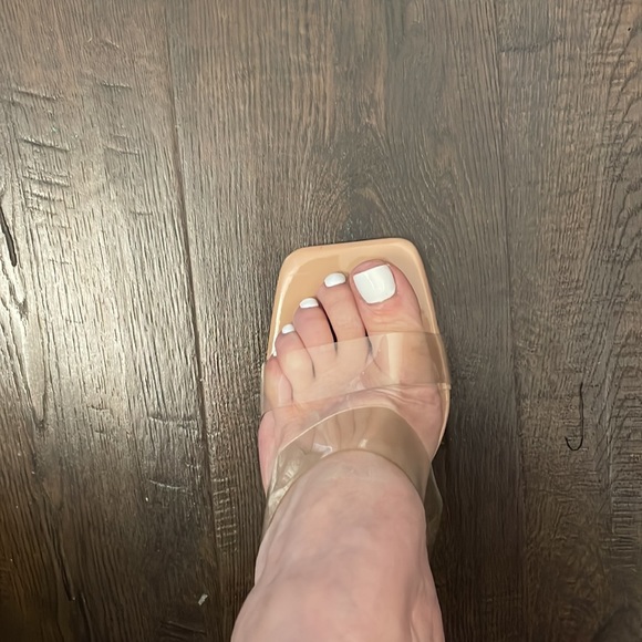 SALE !!! Nude and clear heels with unique designed heel - Picture 4 of 7